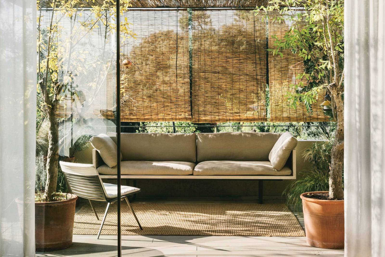Canap sur une veranda en automne