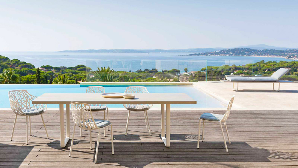 Vue d'une table extérieure devant une piscine