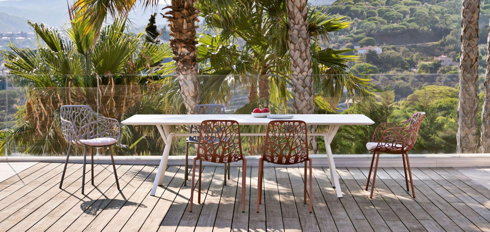 Table  manger sur une terrasse
